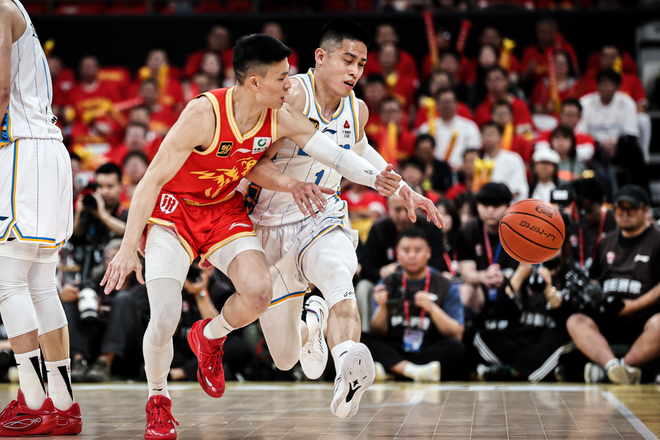 lol比赛回放-加时末段广东宏远豪取连胜：CBA常规赛节点到来；赛场秩序良好；年轻球员得到机会的简单介绍