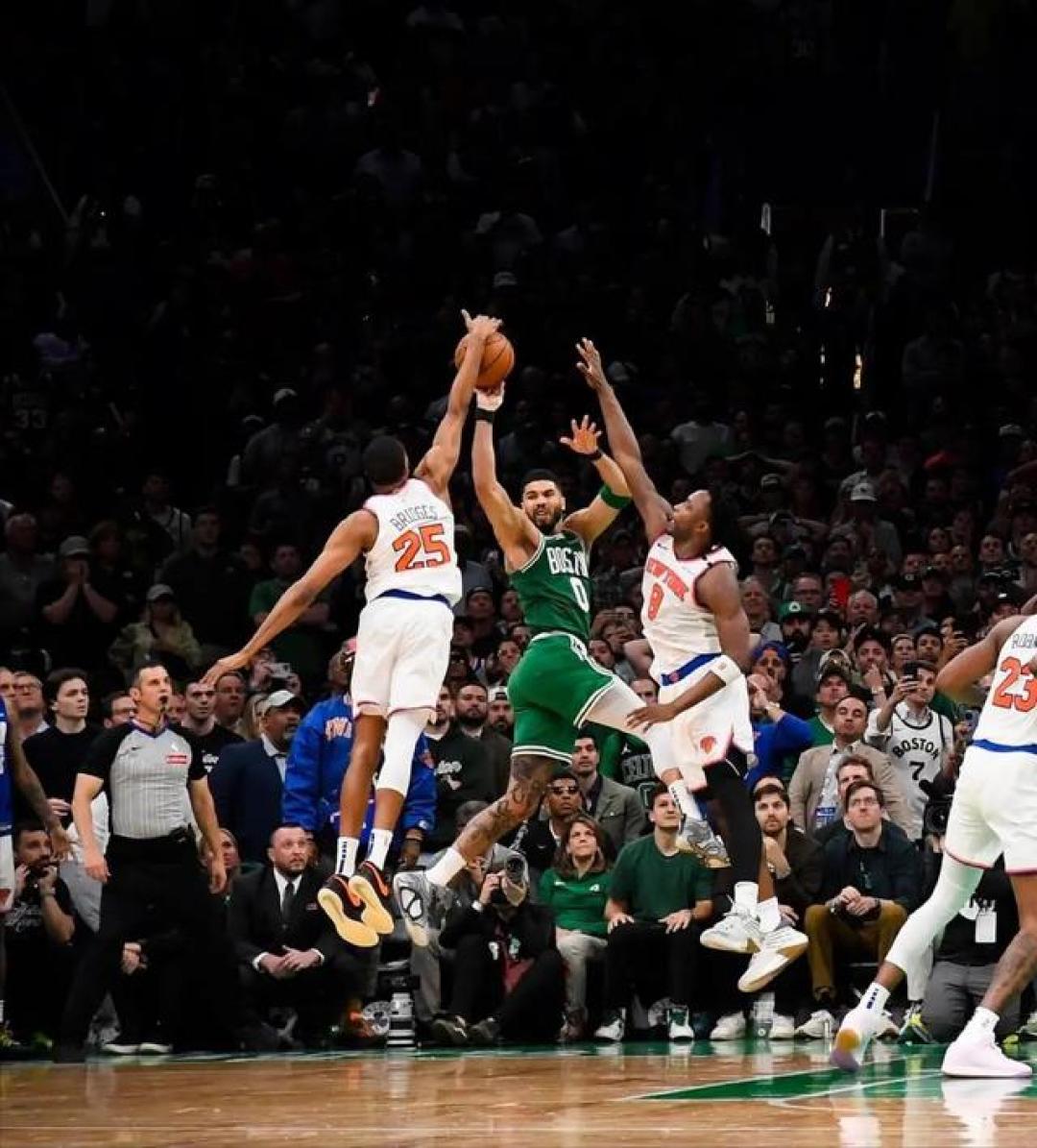 lol比赛回放-纽约尼克斯发布备战花絮，加时末段强势反弹，NBA季后赛任务艰巨，球探报告显示潜力的简单介绍